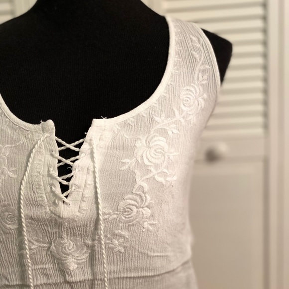 Delicate white tank - Picture 1 of 3